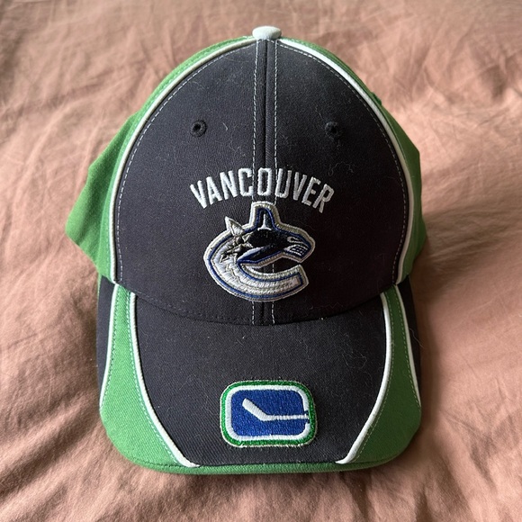 Vancouver Canucks Hat - Picture 1 of 3